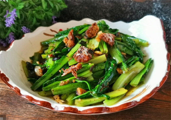 豆豉鲮鱼油麦菜：简单快手的美味佳肴