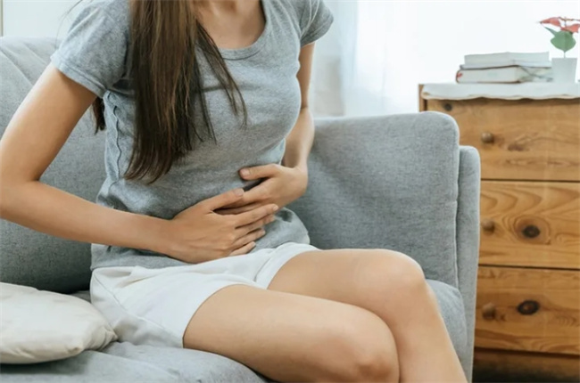 拉肚子原因解析：巴豆、夏季烧烤和未熟食物的风险