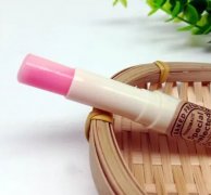 揭示变色唇膏的独特魅力：与口红的区别与特点