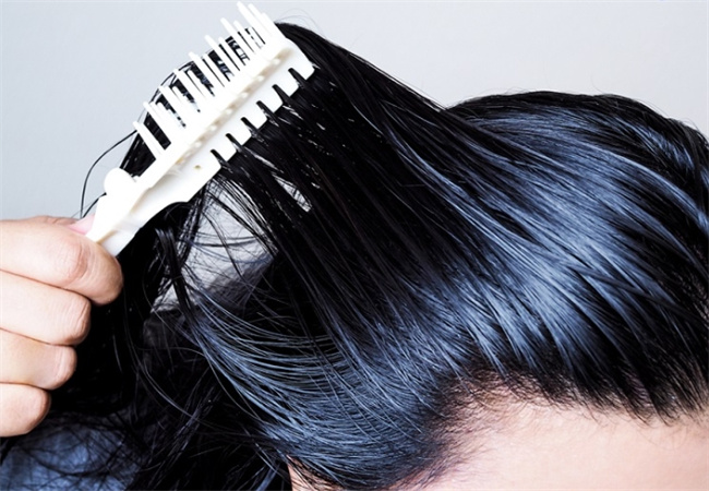 解密头发过度出油的真相：原因与解决之道