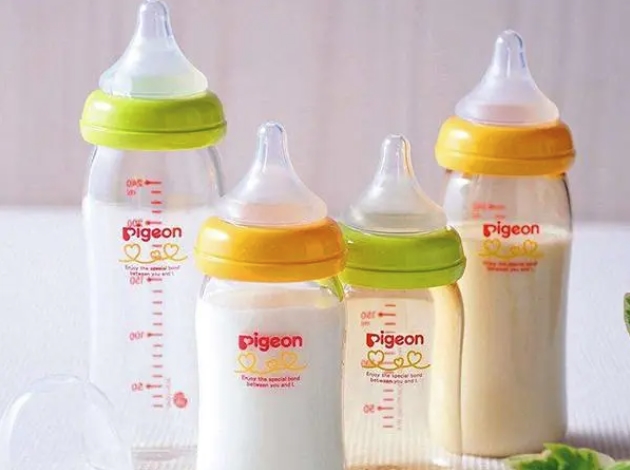 贝亲储奶瓶：玻璃 vs. 塑料，哪种更适合你？