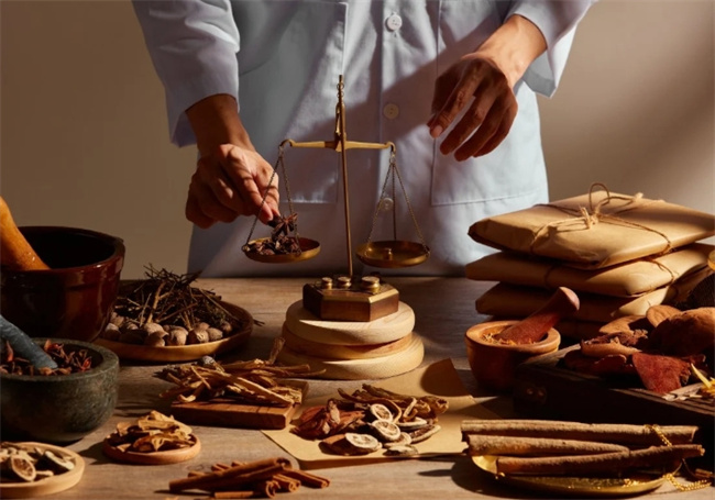 月经期间洗头的科学之争：中医与西医的观点对比