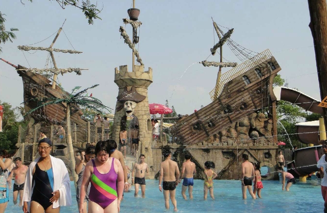探访上海热带风暴水上乐园:亚洲最大露天水上乐园的夏日精彩