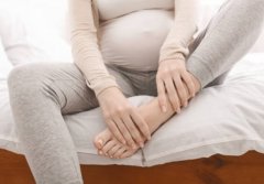 孕期脚底板疼痛：原因与解决方案解析