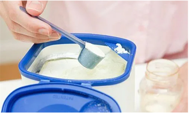 婴幼儿喝奶粉拉肚子：原因与解决方案