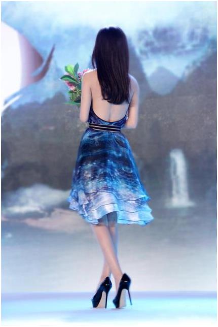 赵丽颖在很多个公开场合秀过美背