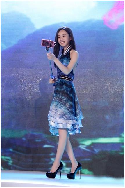 赵丽颖在很多个公开场合秀过美背