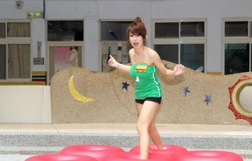 瑶瑶为了省锁水龙头  亲姊上厕所没法冲