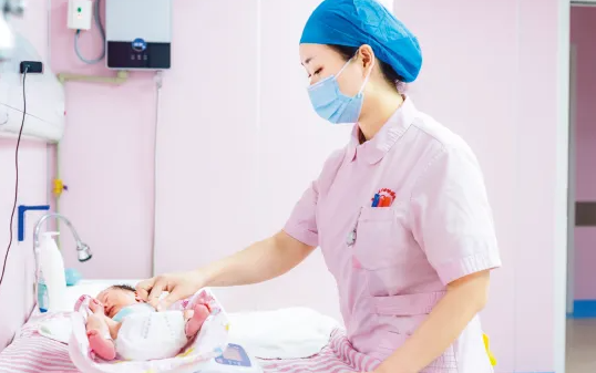 婴儿室再现不当对待，护理人员把新生儿当狗在洗！妈妈悲：「女儿的哭声是我至今的恶梦」