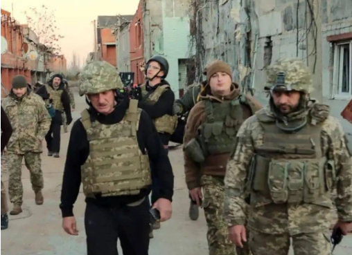 西恩潘乌克兰纪录片不拍了　加入逃命行列徒步前进波兰