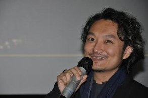 「素还真」创新拓展客群 黄强华黄亮勋戏外争执求更好