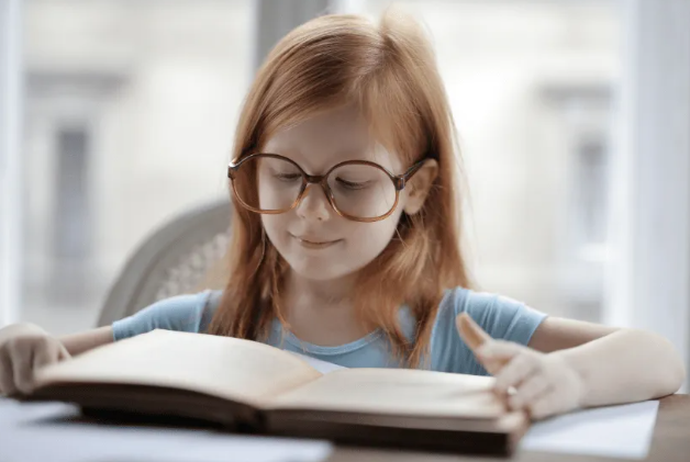 过度掌控都是孩子好？心理学家：干预太多不仅会阻挡学习力，更会让他们缺乏内在的安全感！