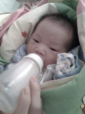 嫩婴弟肚子饿崩溃哭,1岁小哥哥好心疼著急掀衣喂奶,窒息式的爱笑翻妈妈