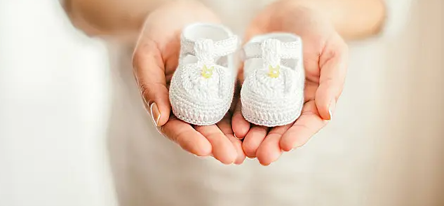 婴儿室再现不当对待，护理人员把新生儿当狗在洗！妈妈悲：「女儿的哭声是我至今的恶梦」