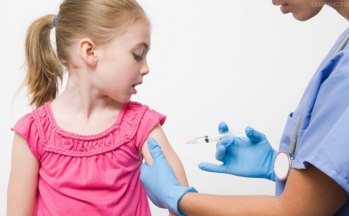 长辈打AZ疫苗后过世，可能是自然的！医警告：这些人不应该打疫苗，孕妇打莫德纳快开放了