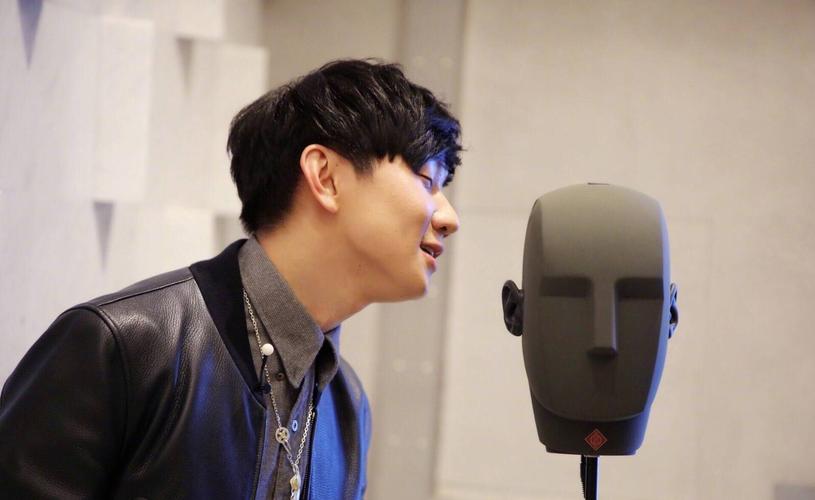 林俊杰独自躺房清醒后头痛欲裂 亲吐遭女子啃脖