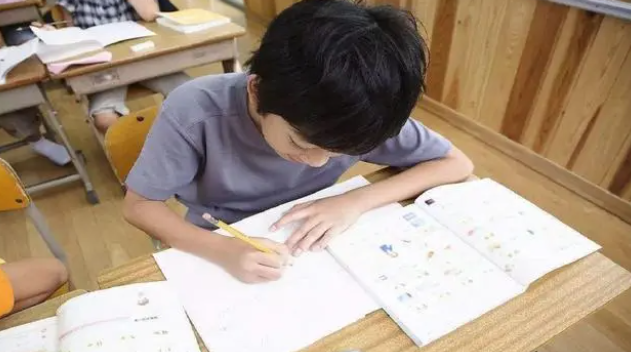 母亲节爆笑特辑！传情纸条错字变家暴宣言、不洗澡省水计划…孩子的蠢萌事迹，就是母亲最棒的快乐泉源！