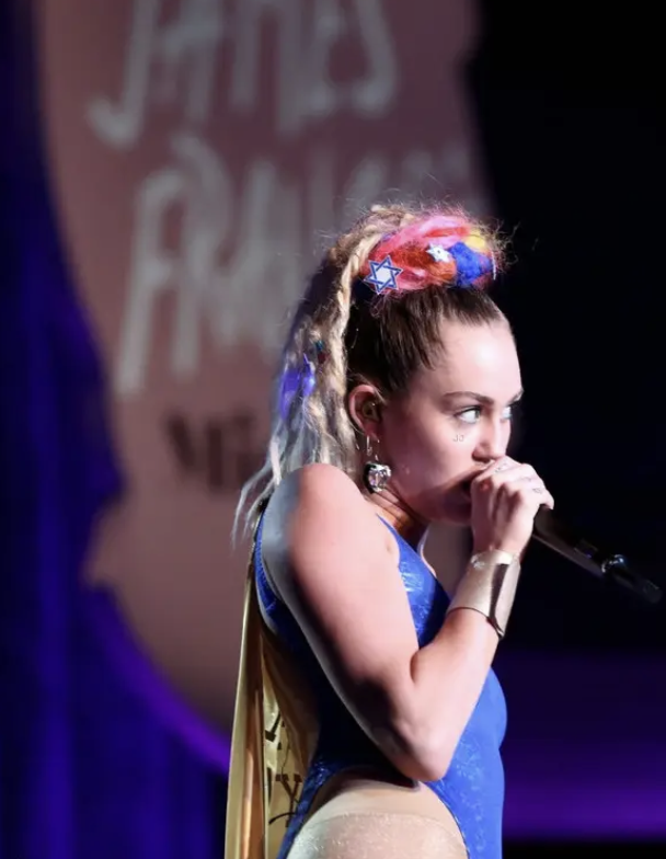 麦莉跨年唱太high 肩带断掉险露点？不慌不忙应变