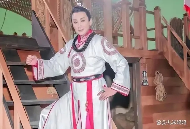 陈亚兰奔9宫庙谢神  跪拜妈祖「窜暖流」红眼眶