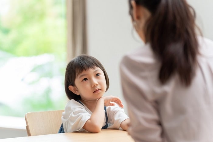 如何教3岁的孩子聪明,情感和对自己的信心