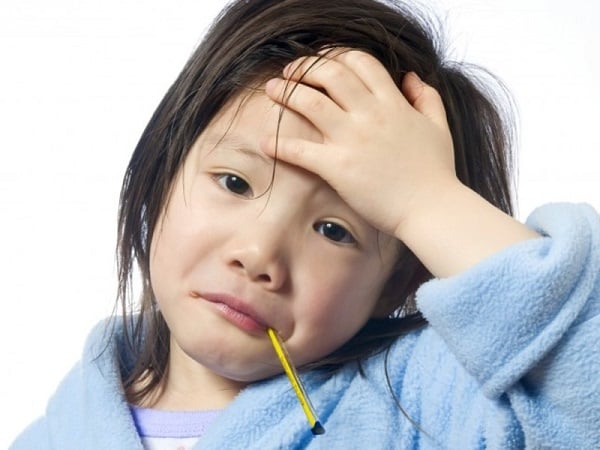 告诉母亲如何在家中简单,安全地减少3岁儿童的发烧