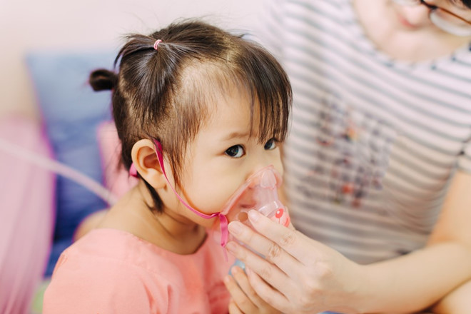实际上,成年人在院子里吸烟,房子里的孩子仍然患有肺炎