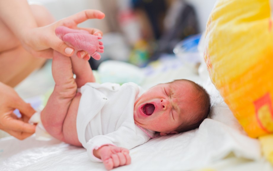 新生儿大便有酸味是正常还是异常?