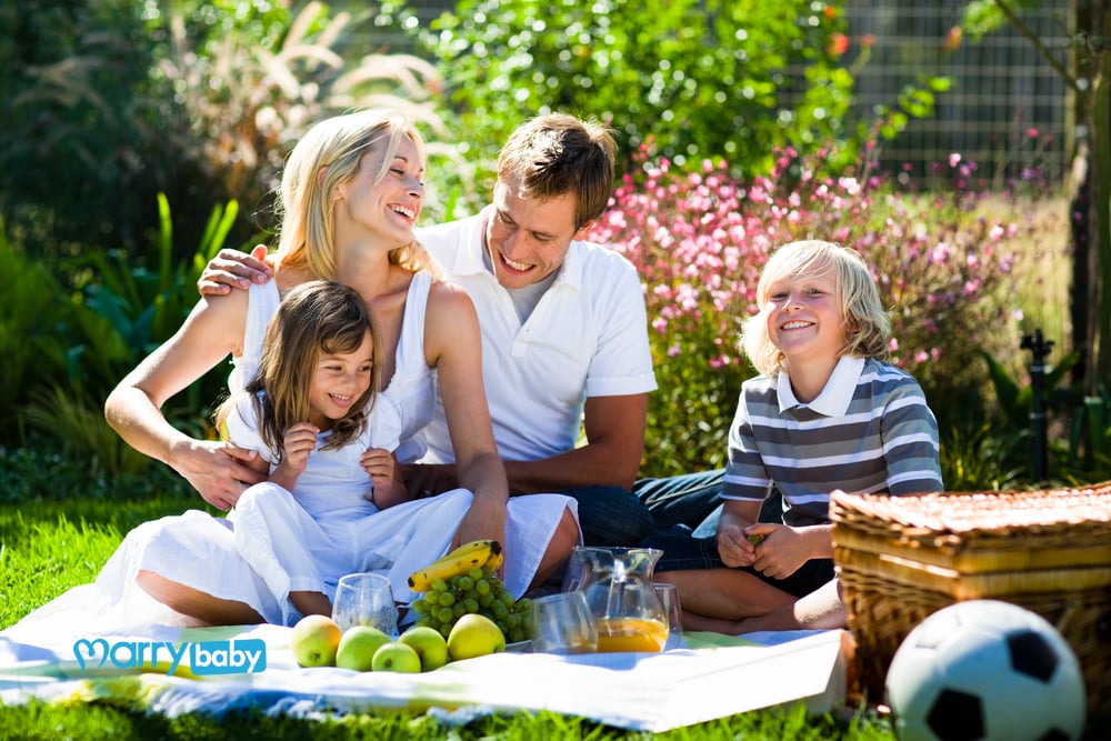 晚上腿部疼痛的孩子使母亲担心发烧