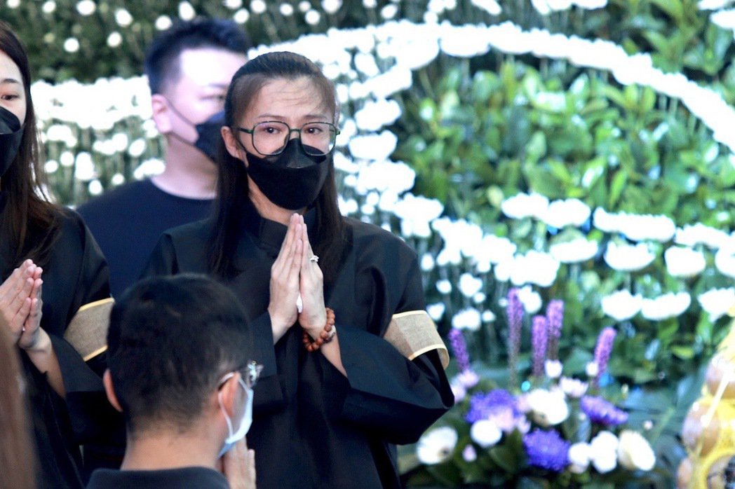 父亲撒手人寰　侯怡君心痛泪求止痛药：好想去找你