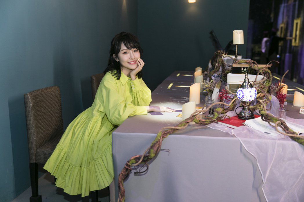 张若凡想自学占卜 竟被妈妈抢先一步