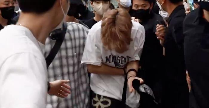 惊！韩男团成员被粉丝推挤 痛苦倒地疑伤照曝光