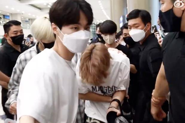 惊！韩男团成员被粉丝推挤 痛苦倒地疑伤照曝光