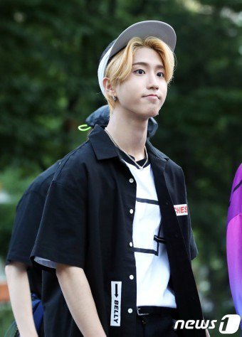 惊！韩男团成员被粉丝推挤 痛苦倒地疑伤照曝光