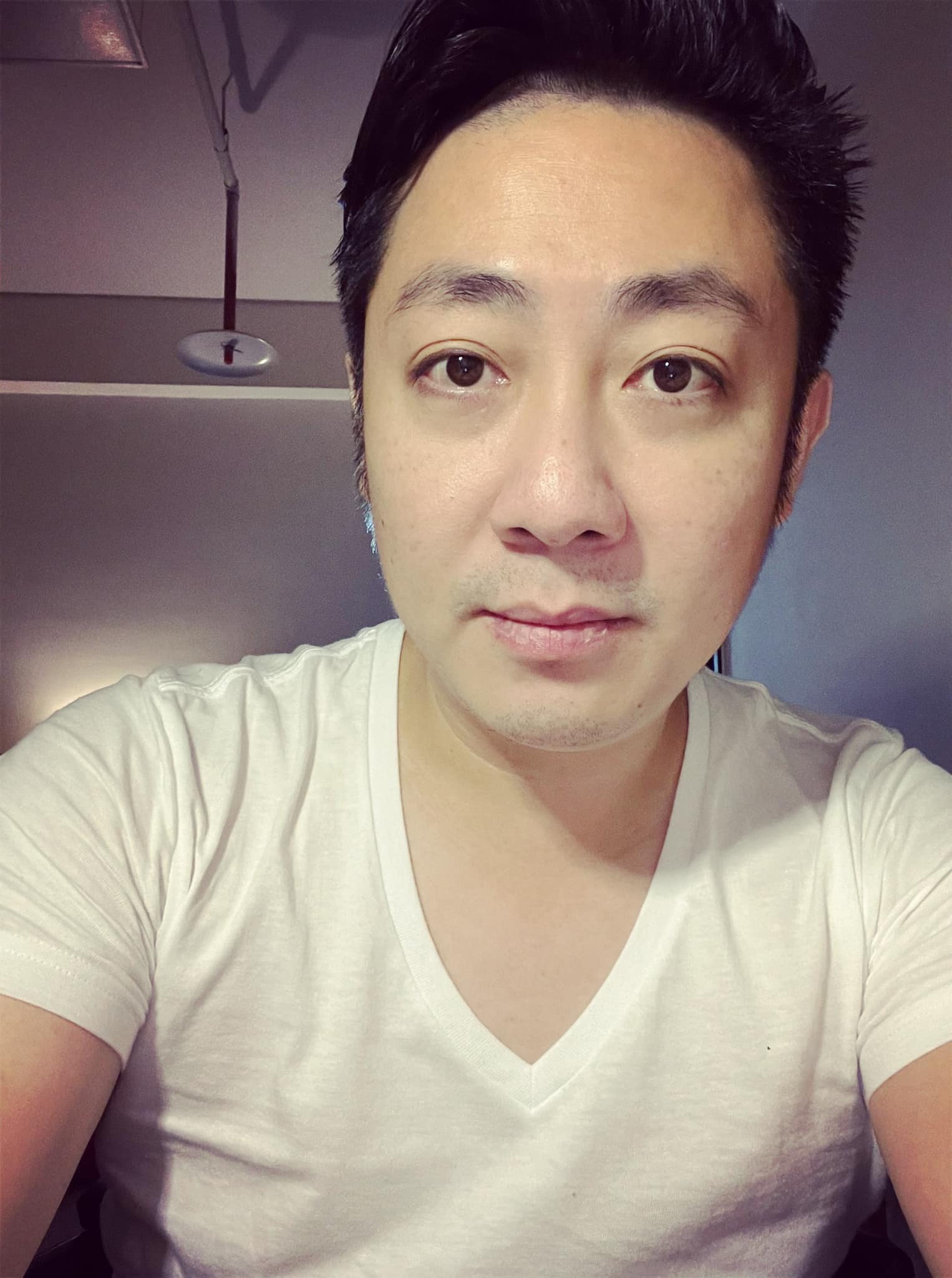 艺人艾成惊传坠楼身亡!生前受访曾说:若哪天离开,最舍不得王瞳与毛孩