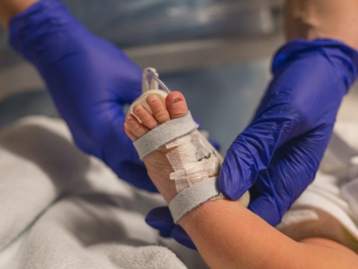 外国不明儿童肝炎,恐与「新冠」有关,快检查确诊孩子的眼球!