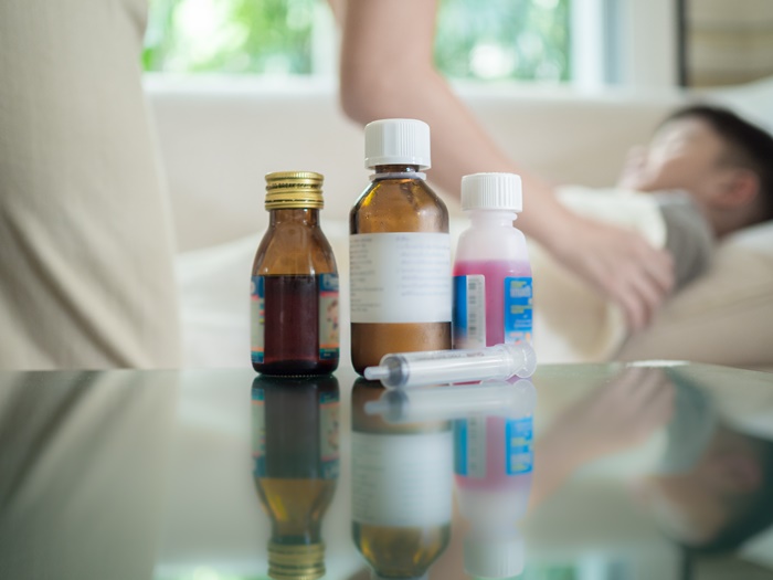 孩子发烧长辈急找药喂,惨酿呕吐、嗜睡「普拿疼中毒」