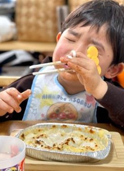 3岁儿吃虾悲从中来，全因体悟到「这个道理」