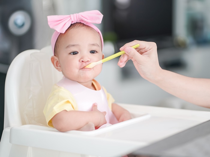 1岁前宝宝饮食照护重点：抓住喝奶讯号，亲喂、瓶喂、副食品注意事项