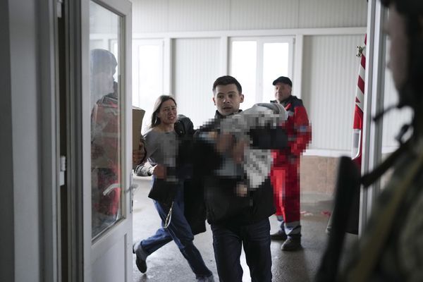 「儿子，再撑一下」被俄军砲火击中，爸爸徒手抱宝宝狂奔医院仍救不回⋯