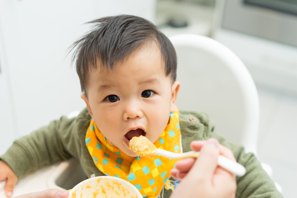 情勒：哪有当妈这么懒的掌握好幼儿进食里程碑，2岁孩子可以自己好好吃饭