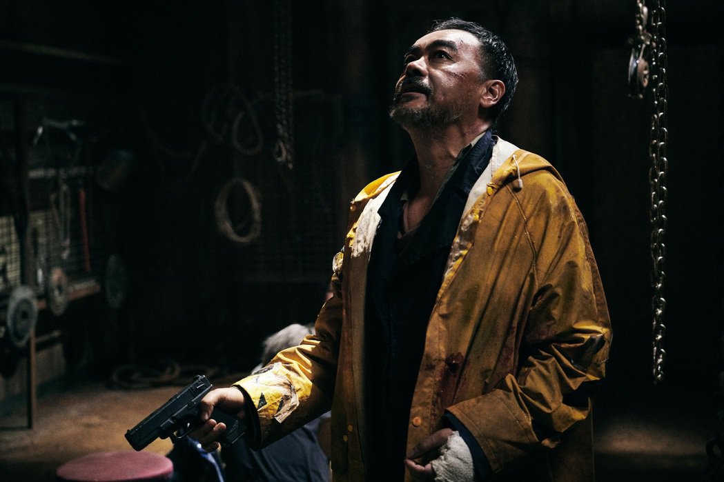 疫情后港片最佳开片成绩！刘青云疯狂办案、大街翻公车