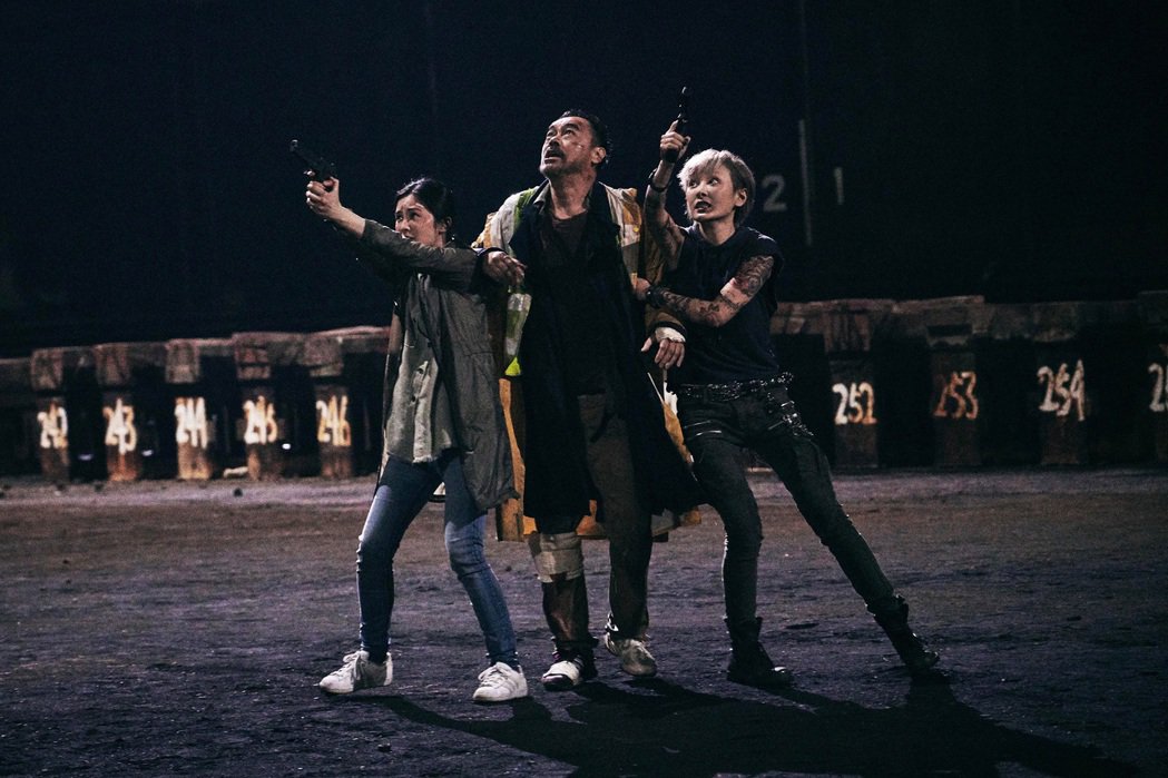 疫情后港片最佳开片成绩！刘青云疯狂办案、大街翻公车