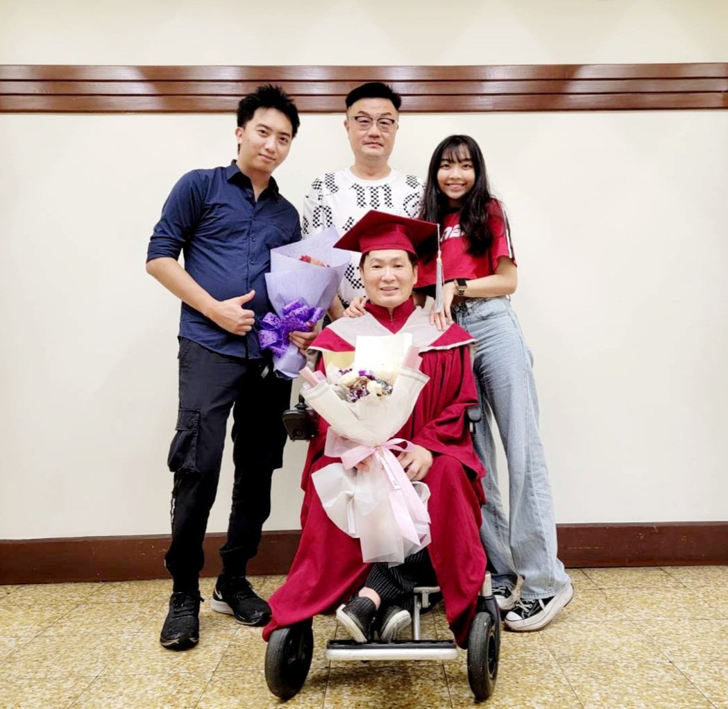 「台湾鸭王」战胜瘫痪人生！硕士毕业夺新典奖