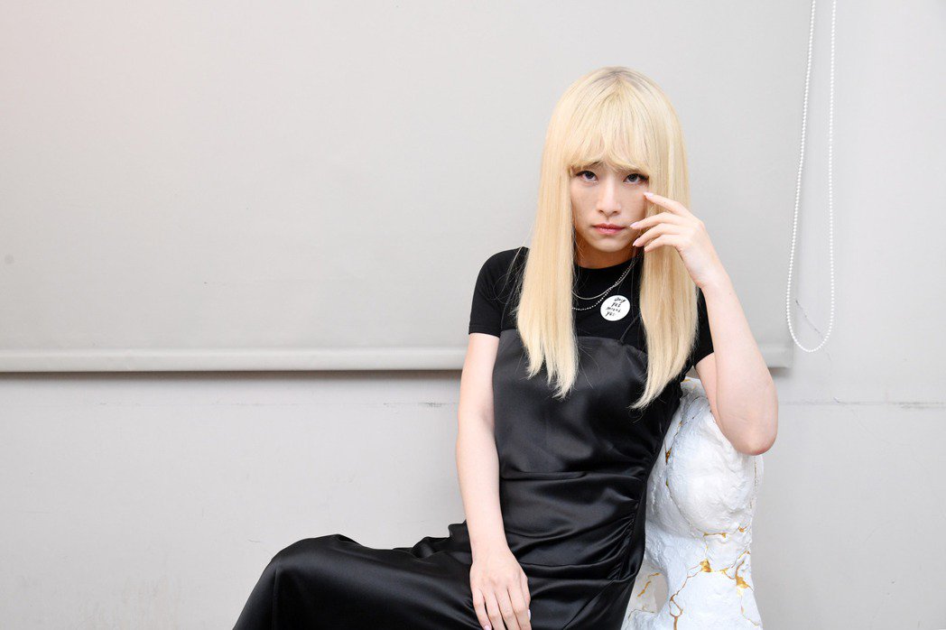 吴可熙当空中飞人热恋中？ 新片全英语演出「苦哈哈」