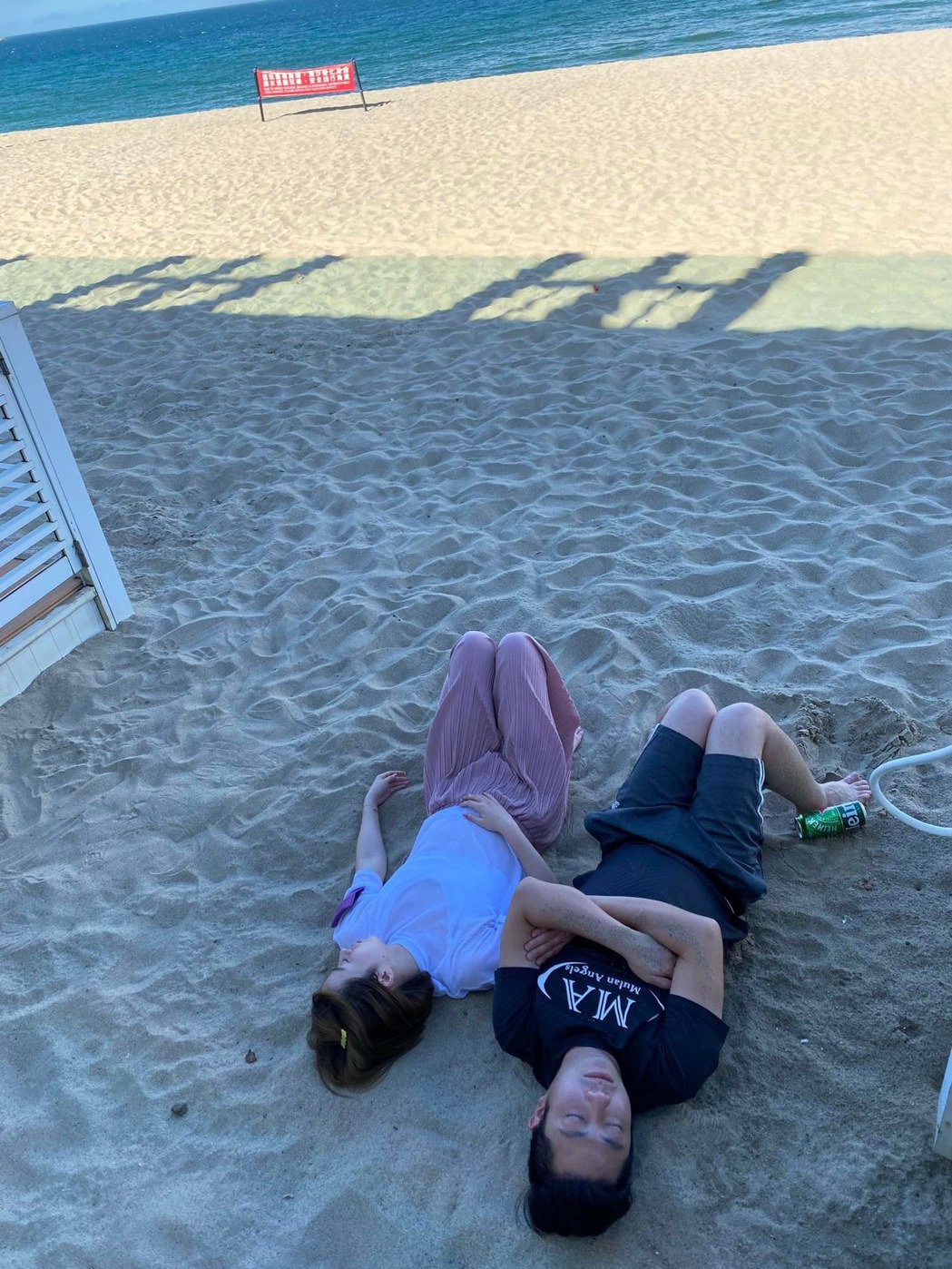 李明依曝艾成海滩灿笑照 哀悼「我亲爱的弟弟」