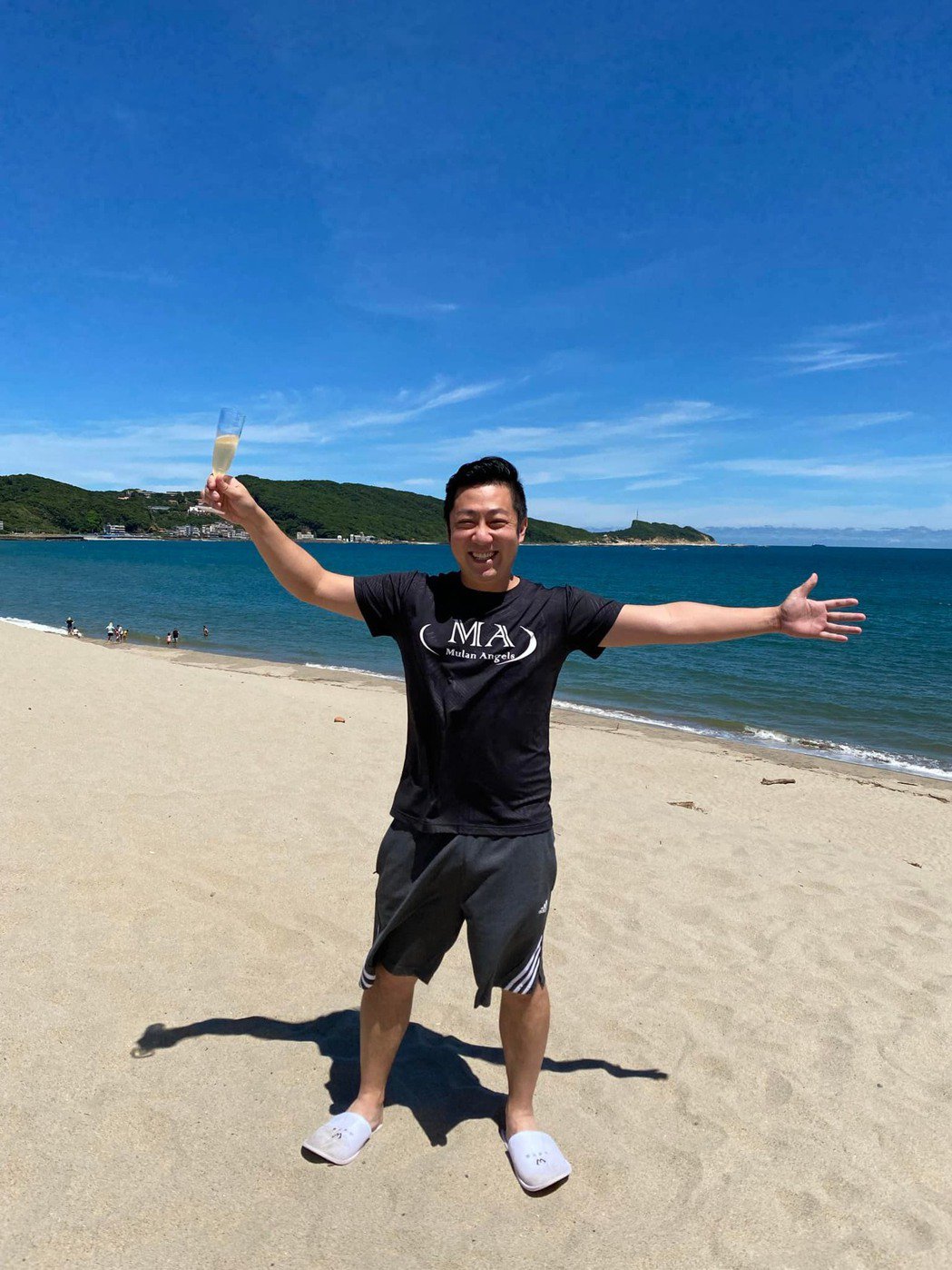 李明依曝艾成海滩灿笑照　哀悼「我亲爱的弟弟」