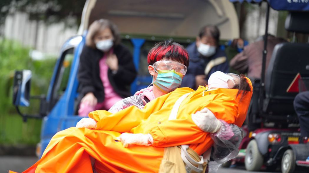 视帝公主抱疑似确诊者爱的宿命送医骑车沿街喊：快打疫苗！