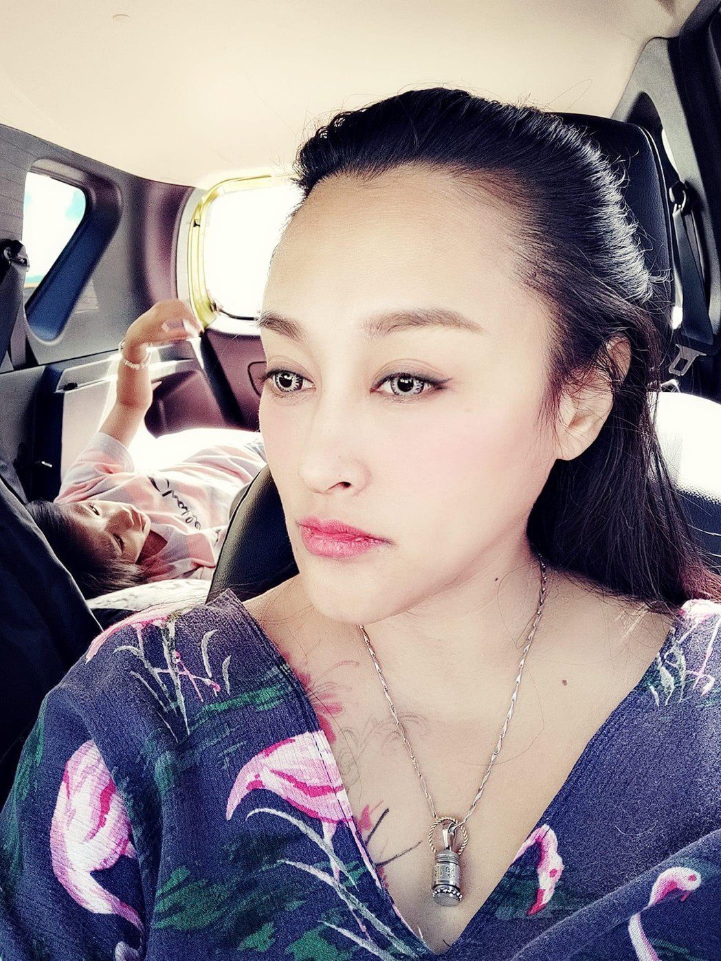 纪晓君惊传烫伤！茶壶突爆裂100度滚烫热水全淋右脚