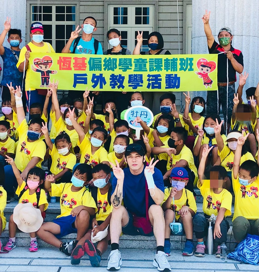 张杰扛吉他南下响应公益嗨唱化身孩子王
