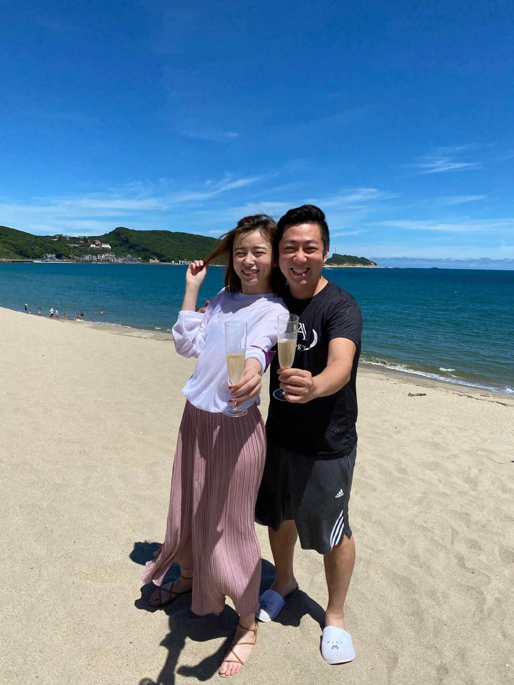 李明依曝艾成海滩灿笑照 哀悼「我亲爱的弟弟」